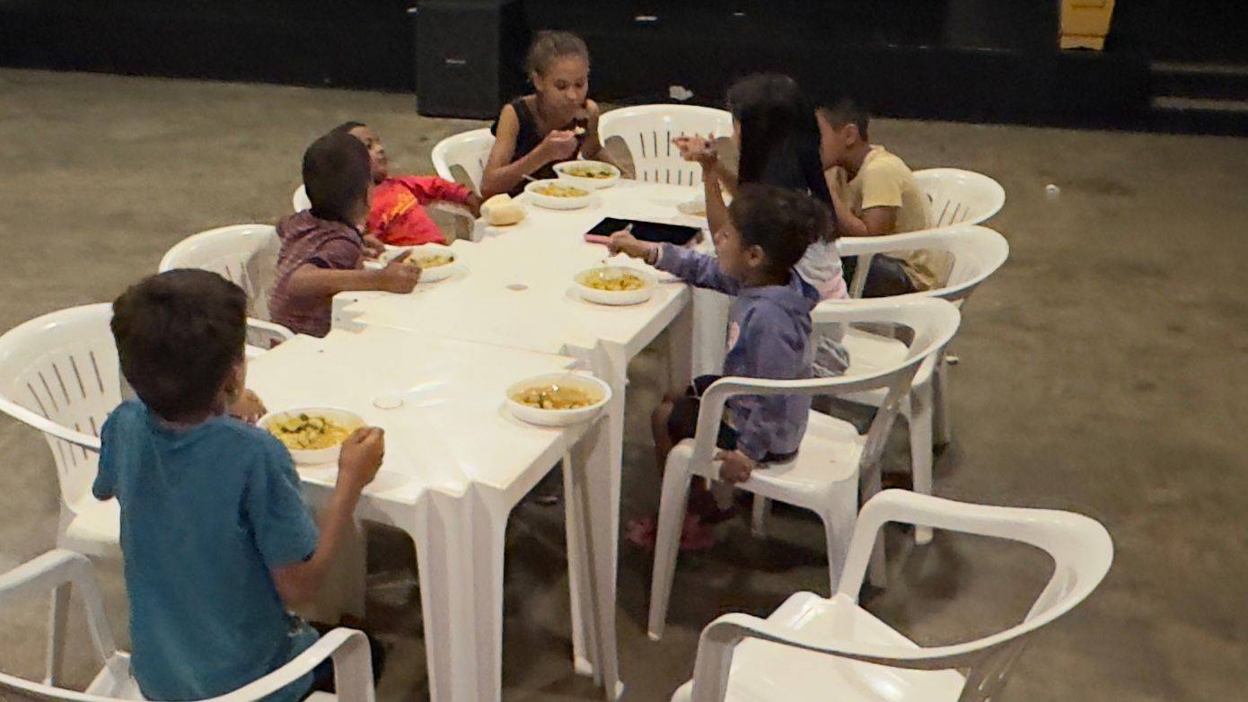 Projeto Arimateia realiza ação social com cortes de cabelo gratuitos, sopa e cadastramento para cestas básicas em Vilhena