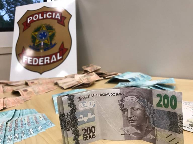 Dois jovens são presos em Vilhena, após receberem pelo Correio notas falsas de 100 reais compradas pela internet