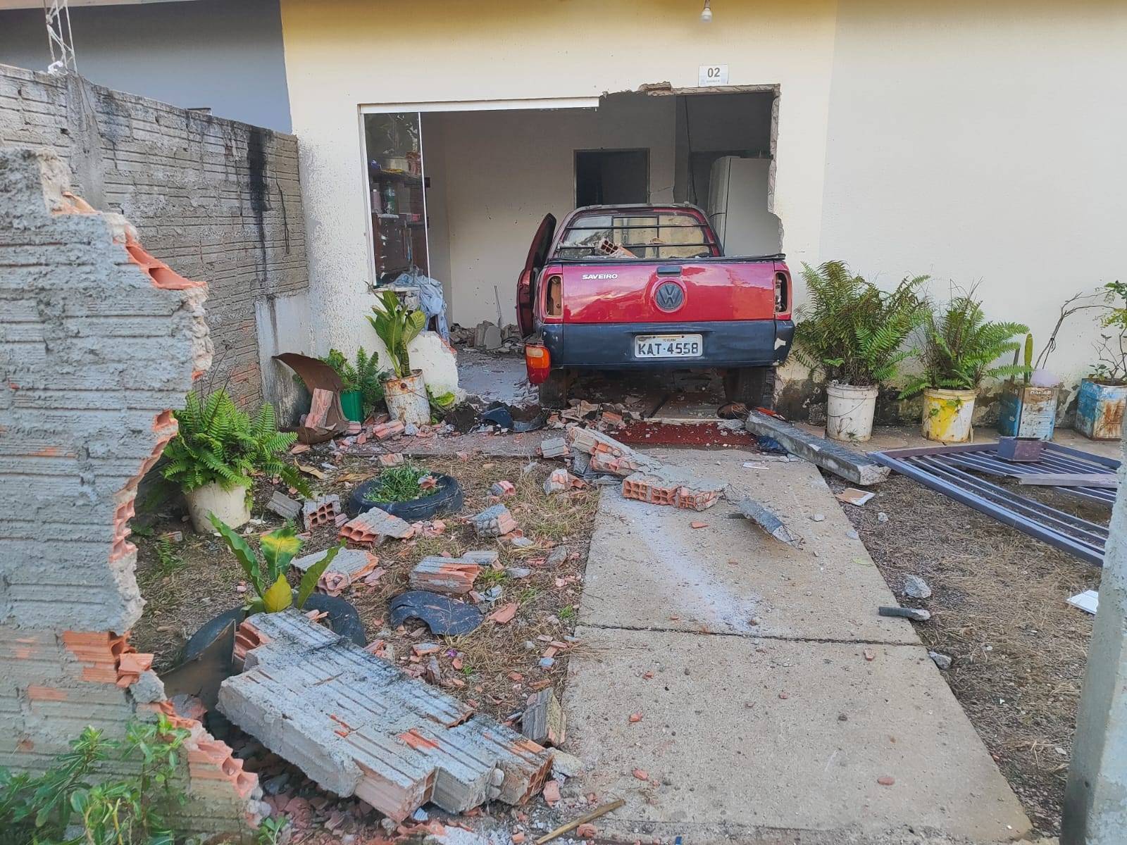 VÍDEOS E FOTOS: carro destrói muro e “entra” dentro de casa, em Vilhena; mal súbito pode ter causado o acidente