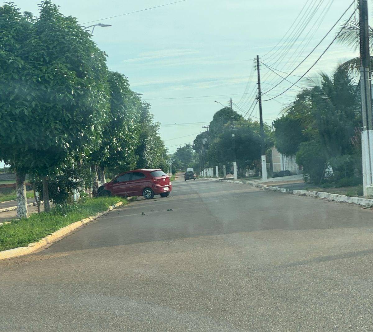 Garota de 20 anos perde a consciência enquanto dirige, carro bate em árvore e ela é encontrada desacordada em avenida de Vilhena