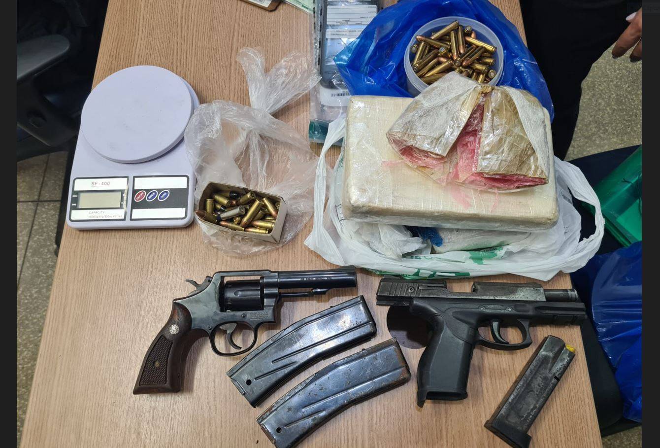 FOTOS E VÍDEOS: além de deixar dois bandidos mortos, operação policial conjunta apreendeu armas, munições, drogas e dinheiro, em Vilhena