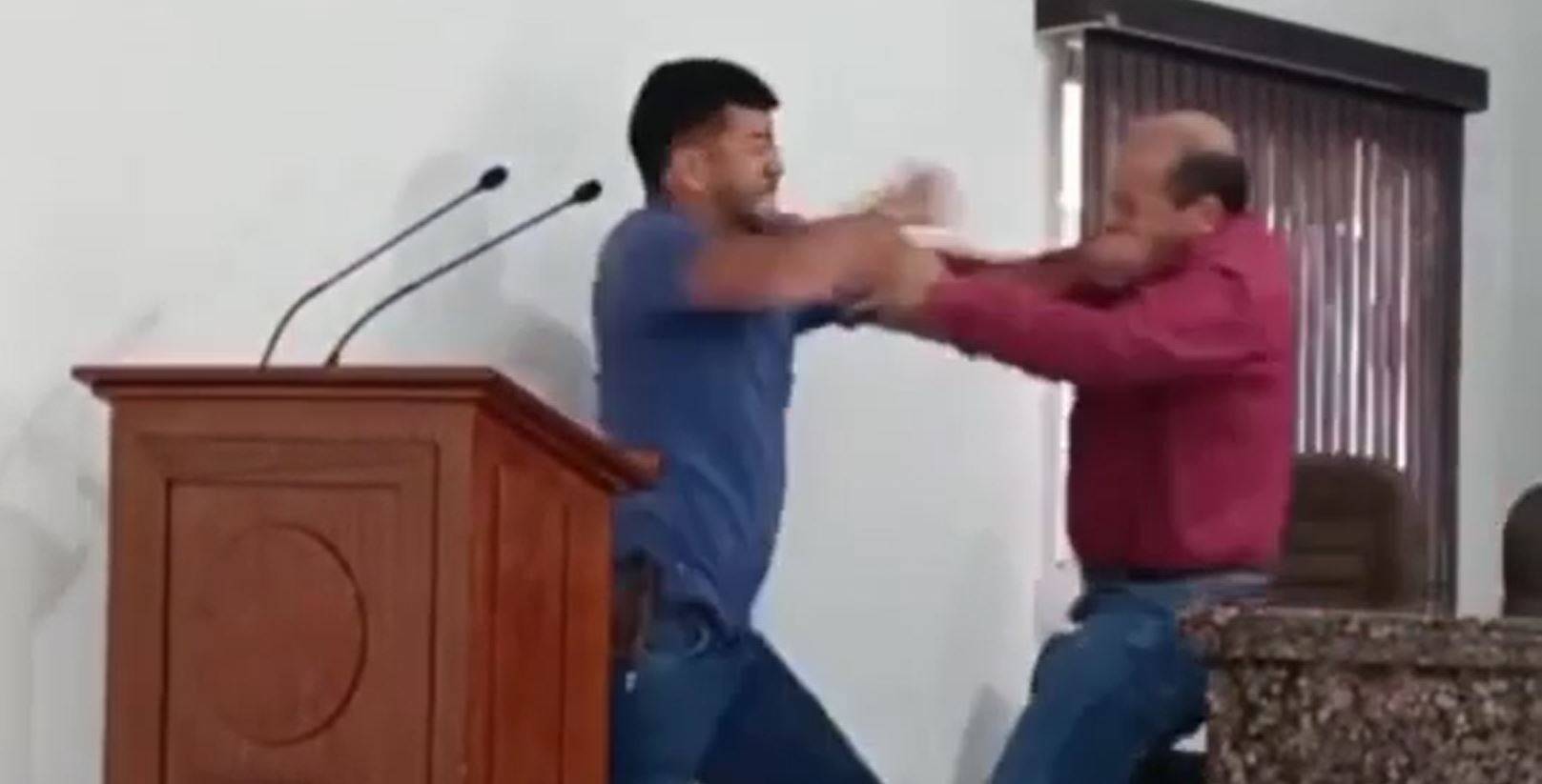 ASSISTA VÍDEO: em cidade de MT, vereadores trocam xingamentos, saem na porrada e interrompem sessão da Câmara
