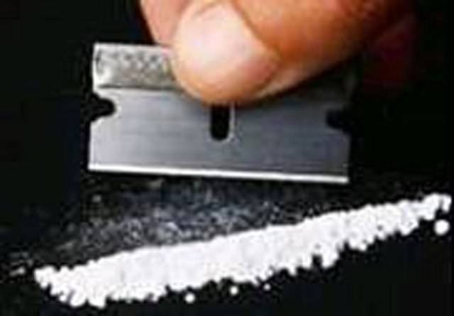 TRAFICANTE OFERECE DROGA À PM