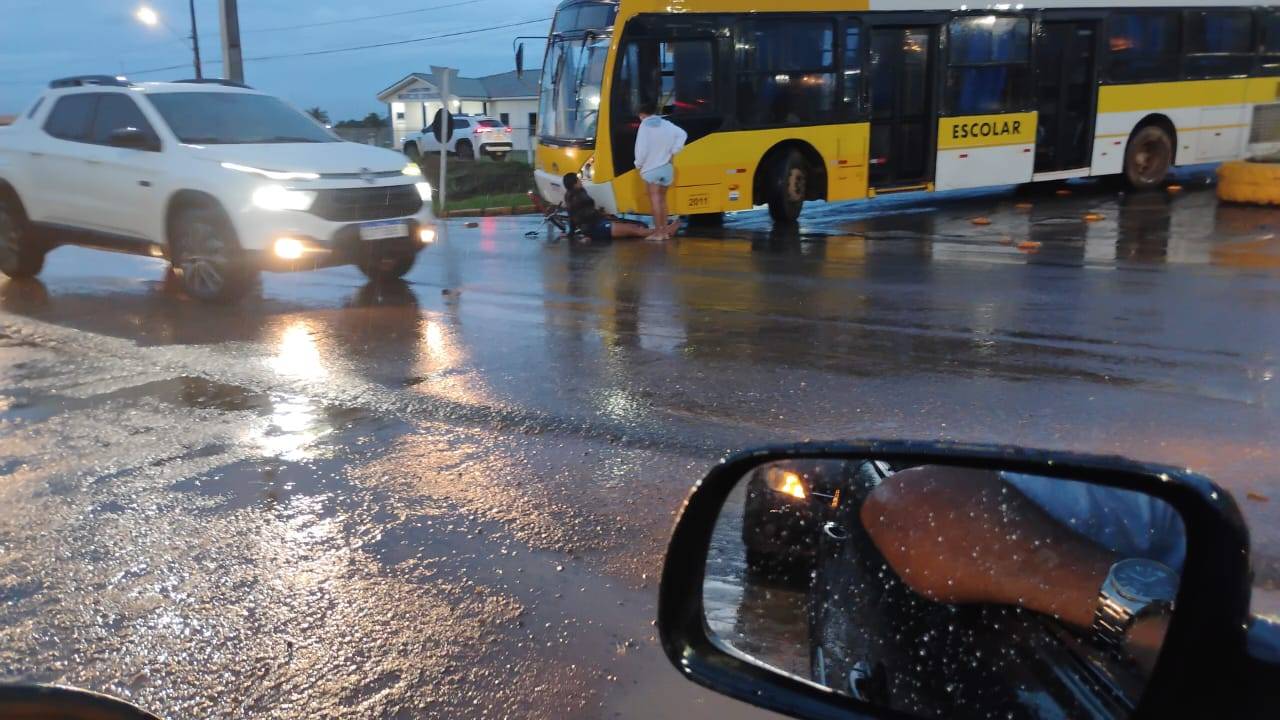 LIVRAMENTO: mulher de bicicleta vai parar embaixo de ônibus do transporte escolar em avenida de Vilhena