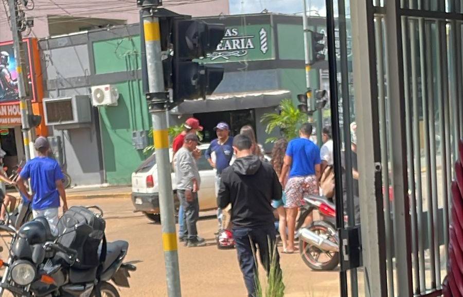 ASSISTA VÍDEOS: andando na contramão e com mulher na garupa, motociclista é atingido por carro em avenida de Vilhena