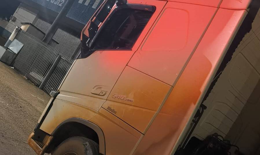 Polícia Militar é acionada após caminhão “enroscar” na rede elétrica e danificar postes em avenida da Vilhena