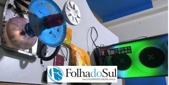Na presença de criança, jovens e adolescentes são flagrados bebendo e fumando narguile com o consentimento da mãe, em Vilhena