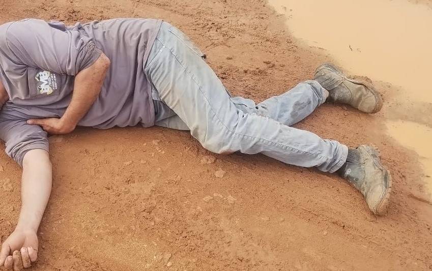 Homem é encontrado desacordado em rua de Vilhena; testemunha diz tê-lo visto caindo da garupa de motocicleta