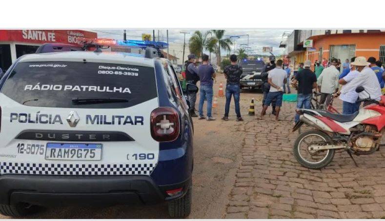 VÍDEO CHOCANTE: ambulante “surtado” que matou dono de hotel em cidade vizinha é preso após novo ataque a facadas em MS