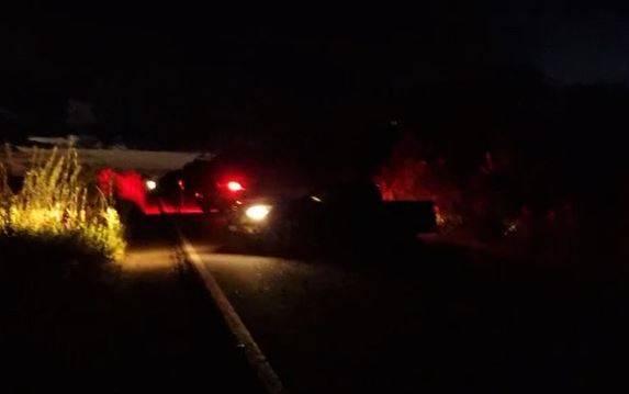 ASSISTA VÍDEO: carreta-tanque tomba em trecho da BR 364 e interrompe tráfego de veículos entre Vilhena e Comodoro