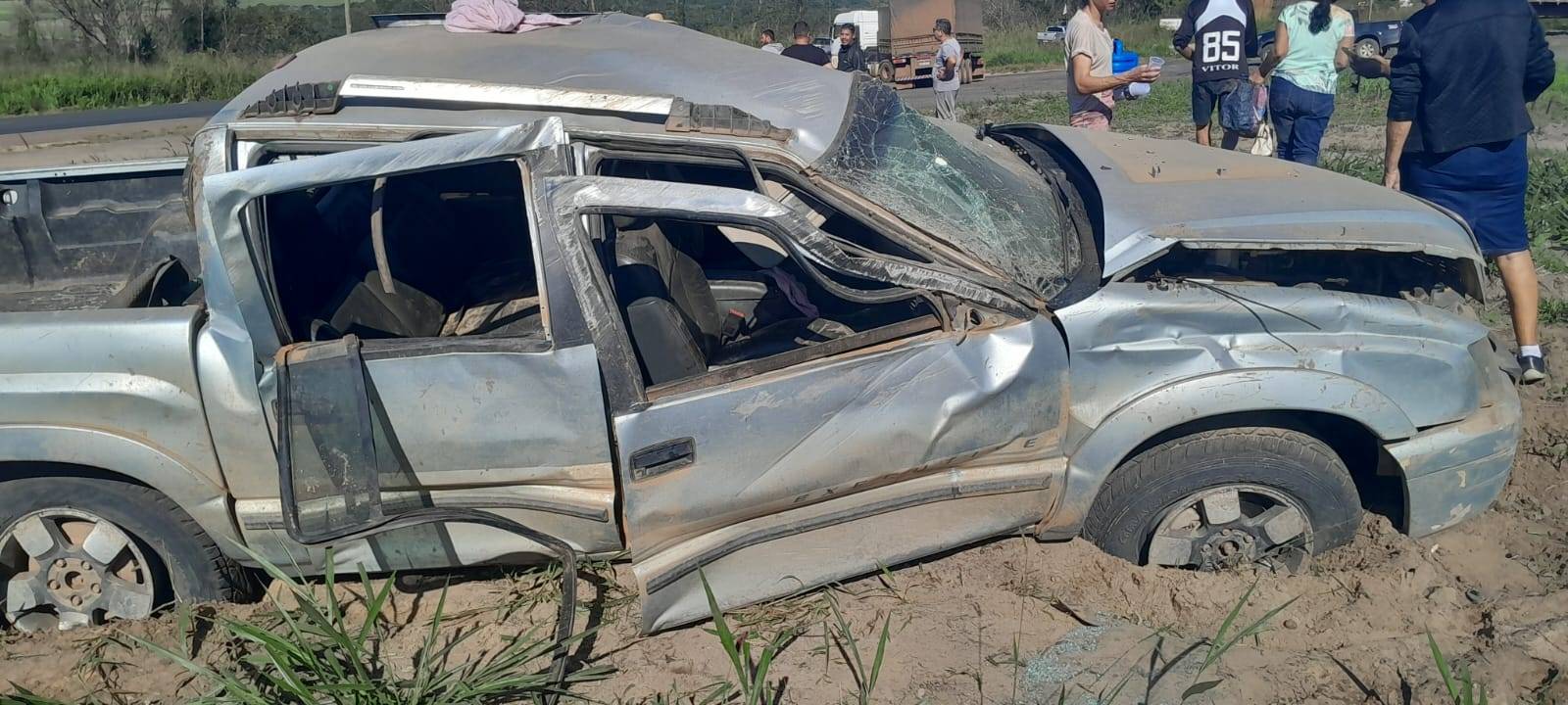 Com dois homens e uma mulher a bordo, caminhonete capota em trecho da BR 364 nas proximidades de Vilhena