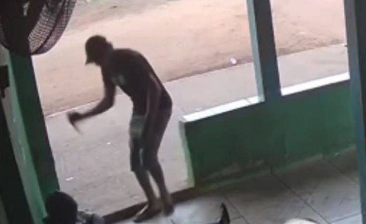 CENA CHOCANTE: vídeo registra homem sendo esfaqueado por ex-enteado em bar de cidade da região