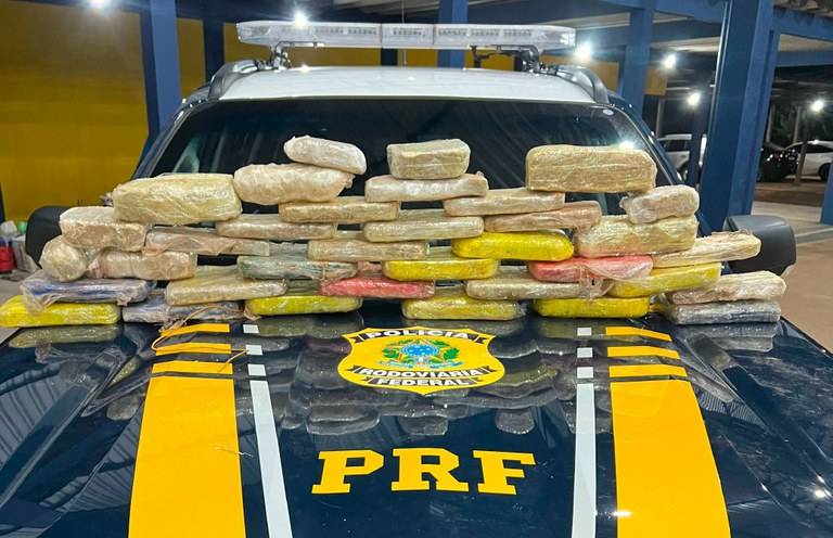 Após abordar carro de passeio em Vilhena e encontrarem 28 kg de cocaína e bordo, agentes da PRF prendem motorista