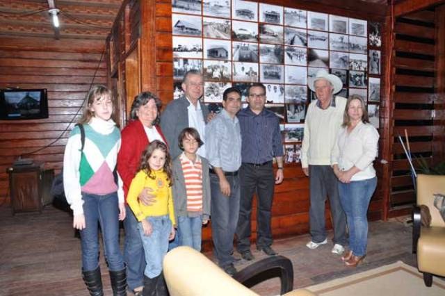Ex-prefeito se emociona em exposição de fotografias durante a Expovil