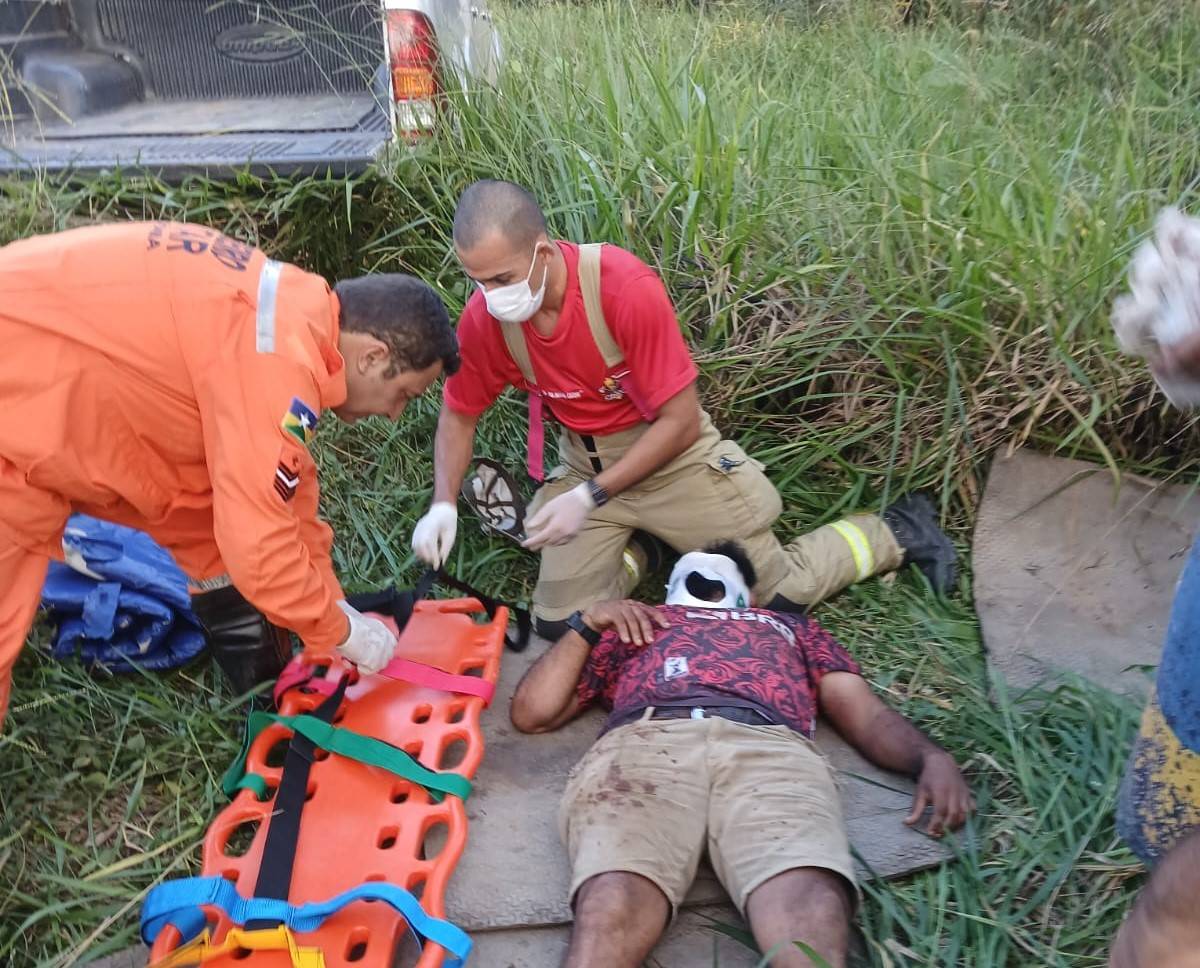 FOTOS E VÍDEOS: pneu estoura e carro capota com 5 pescadores de Vilhena na BR 364; todos sobreviveram