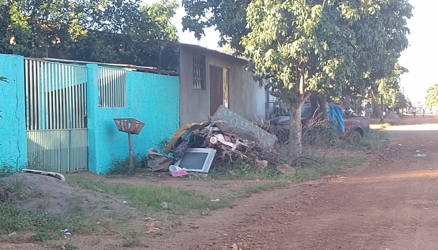 População reclama de “lixo abandonado”, em Vilhena; secretário de Obras pede que material deixe de ser colocado na frente das casas