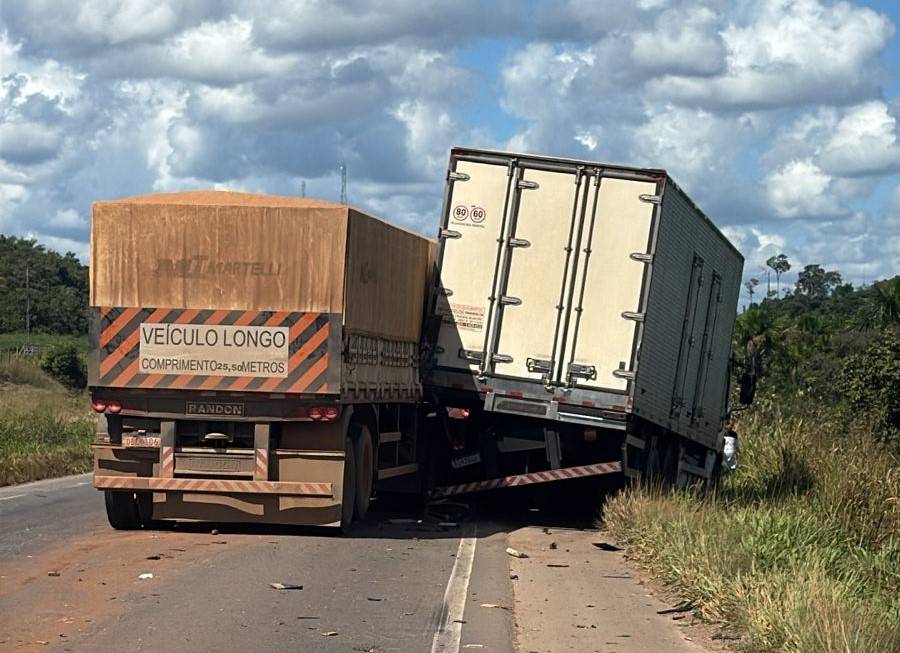 VÍDEOS: acidente envolvendo três veículos de carga na BR 364 mobiliza Bombeiros de Vilhena; um dos motoristas teria morrido no local