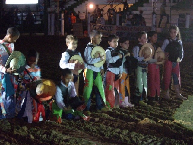 Meninos e meninas disputam rodeio mirim montados em carneiros