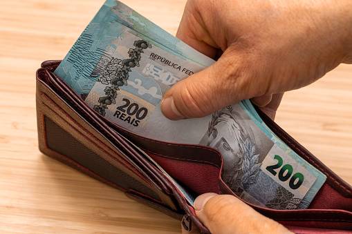 Homem esquece carteira em restaurante e, ao receber o objeto de volta, denuncia suposto sumiço de R$ 1.100,00, em Vilhena