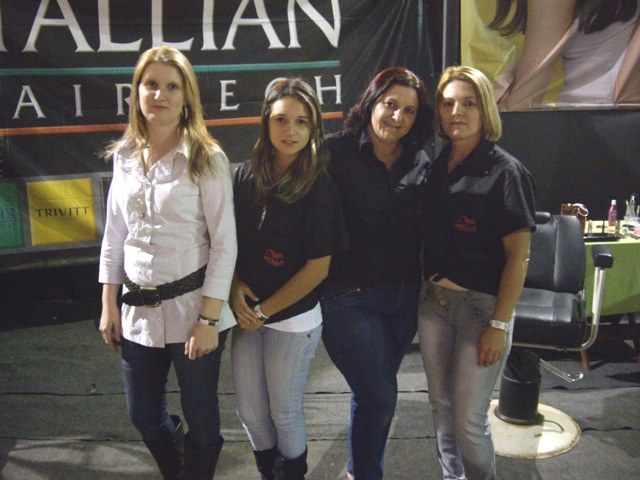Salões de beleza submetem mulheres a transformação na Expovil