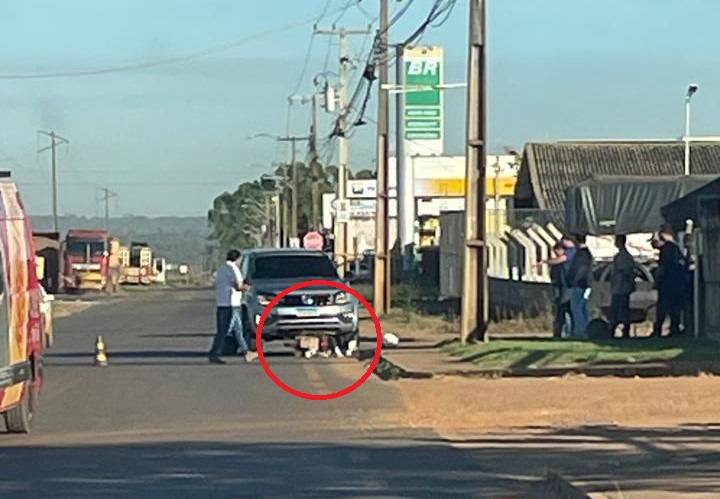 LIVRAMENTO: Bombeiros são mobilizados após motocicleta ir parar embaixo de carro em avenida de Vilhena