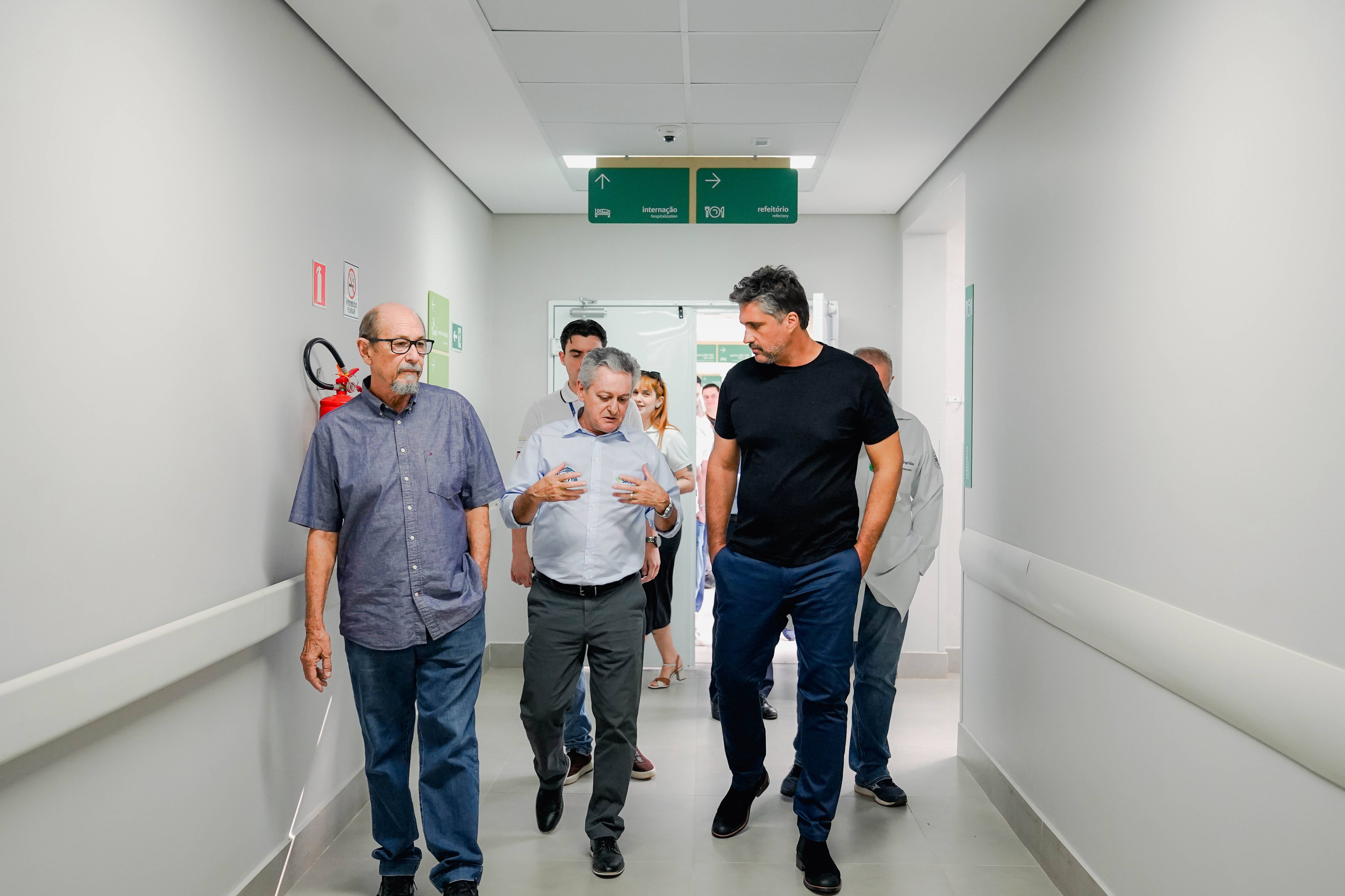 Cantor Leo Chaves visita Hospital Cooperar durante passagem por Vilhena (RO)