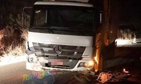 Indo de moto ver a esposa e as filhas na cidade, venezuelano bate de frente em caminhão e morre na zona rural de Chupinguaia