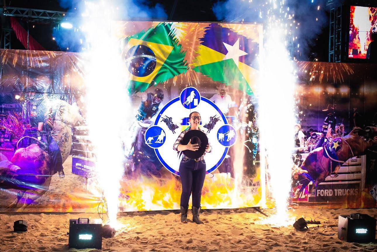 É HOJE: Deputada Rosangela Donadon convida população de Cerejeiras para a noite mais esperada do rodeio