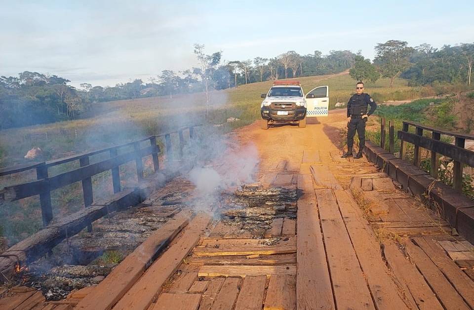 ASSISTA VÍDEOS: ponte incendiada na zona rural de Chupinguaia pode ter sido um protesto dos moradores de distrito