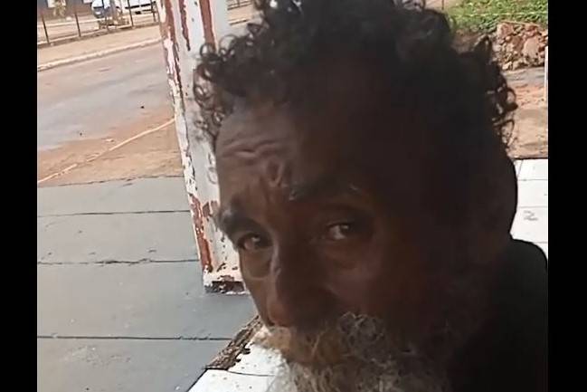 ASSISTA: comerciante grava vídeo e morador de rua que enfrentaria “noite gelada” é resgatado por entidade assistencial, em Vilhena