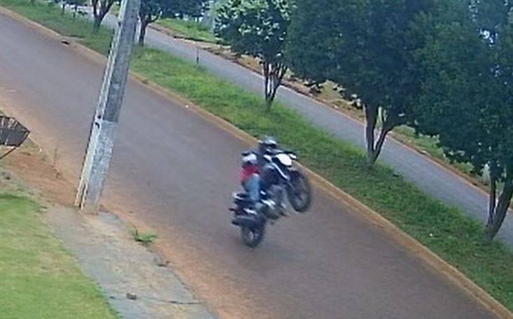 ASSISTA VÍDEOS: empinando motocicleta em avenida de Vilhena, piloto cai no asfalto e sofre fratura exposta no pé