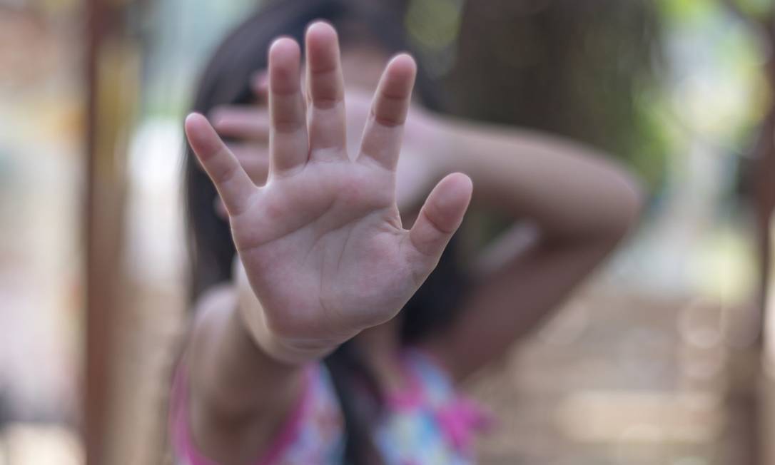 Em Estado vizinho, mulher pede que facção criminosa castigue a própria filha de 10 anos, após a menina ser encontrada com idoso em motel