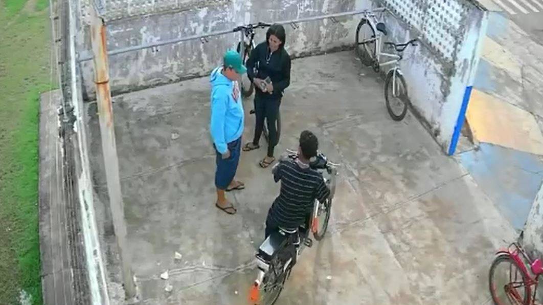 VÍDEO: ao flagrar desmanche de bicicleta elétrica em Vilhena, polícia apreende garotos que furtaram o veículo; um deles tem 12 anos
