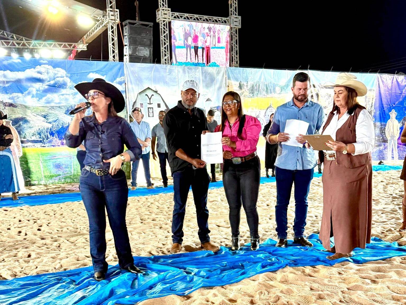 Na arena do rodeio: deputada Rosangela Donadon anuncia mais de R$ 1,4 milhão em investimentos para Pimenteiras do Oeste