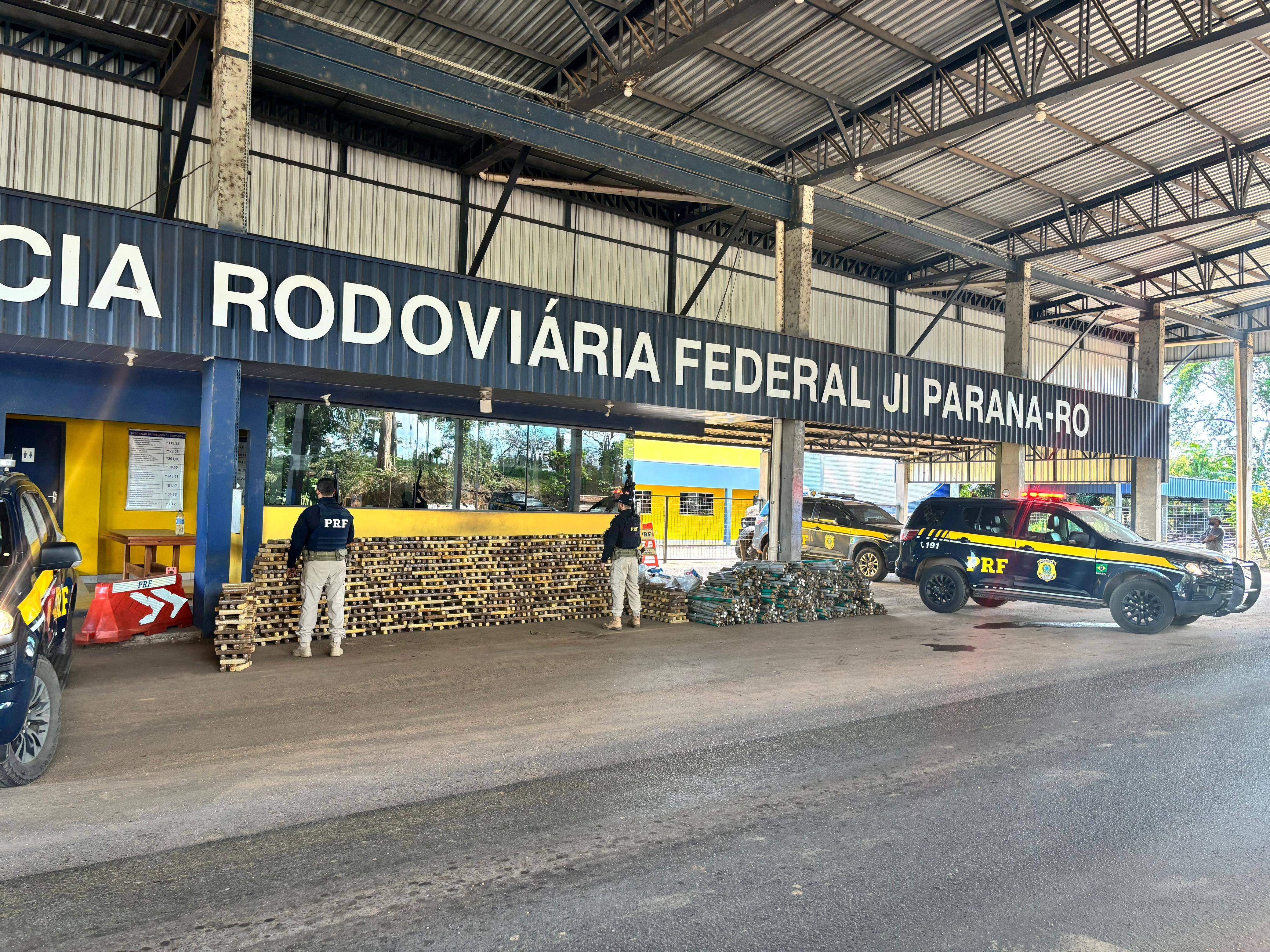 Caminhão se envolve em acidente, quase mata motociclista na BR 364 e casal é preso com 2 toneladas de “supermaconha”, em Rondônia