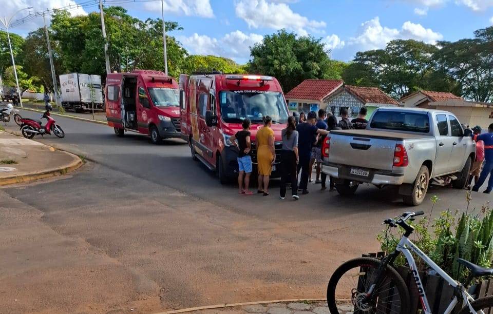 Bombeiros de Vilhena são acionados e precisam cortar peça de moto que ficou cravada na coxa de mulher após acidente envolvendo picape