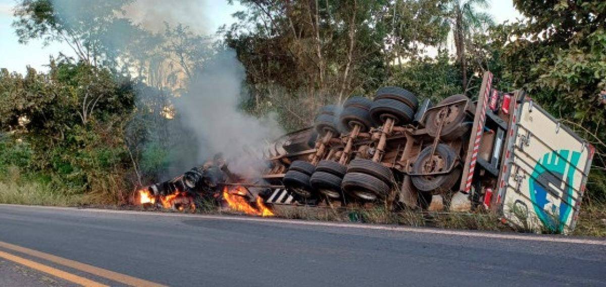 VÍDEO IMPRESSIONANTE: motorista de Rondônia cujo caminhão tombou e pegou fogo em rodovia de Mato Grosso escapa com vida