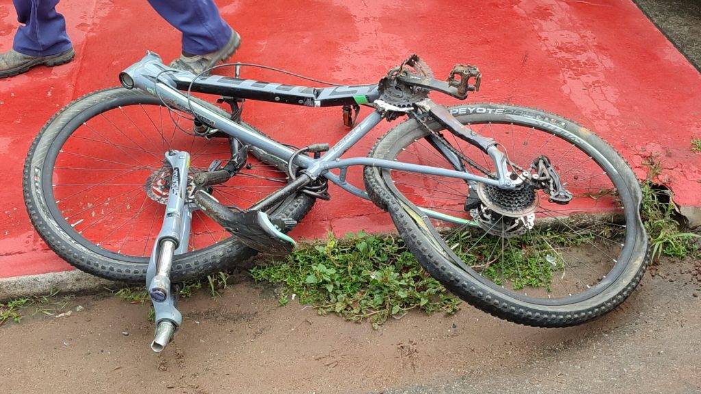 Adolescente reage na paulada contra motorista que tentava agredi-lo e tem sua bicicleta destruída em avenida de Vilhena