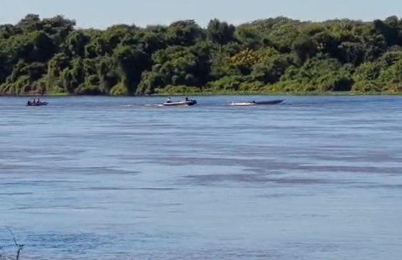 VÍDEO: mesmo tipo de acidente que matou morador de Cerejeiras acontece novamente no rio Guaporé; piloto sem colete sobreviveu