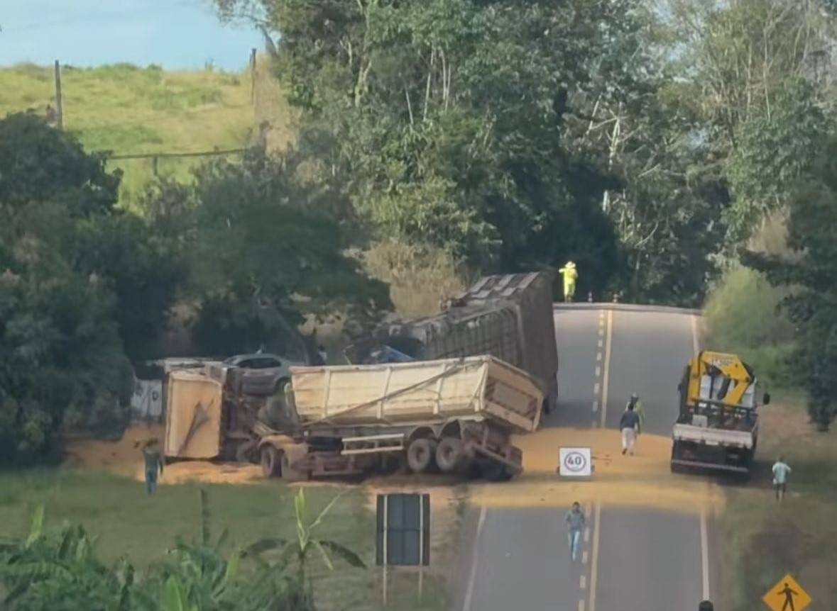 VÍDEO: acidente envolvendo bi-trem e caminhão boiadeiro em rodovia que liga Vilhena a Colorado do Oeste teria deixado um morto