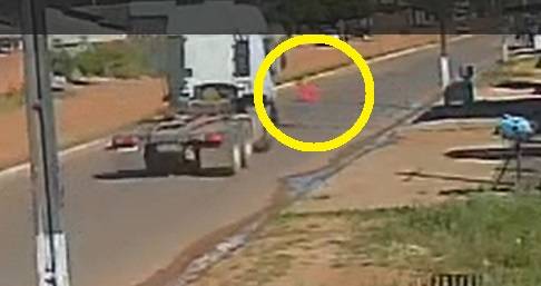 VEJA VÍDEOS: aparentemente surtado, homem é resgatado por Bombeiros após se jogar na frente de caminhão em avenida de Vilhena