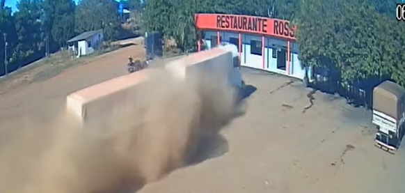 ASSISTA VÍDEOS: comerciante vilhenense que teve restaurante destruído após carretas se chocarem em rodovia fala ao FOLHA DO SUL