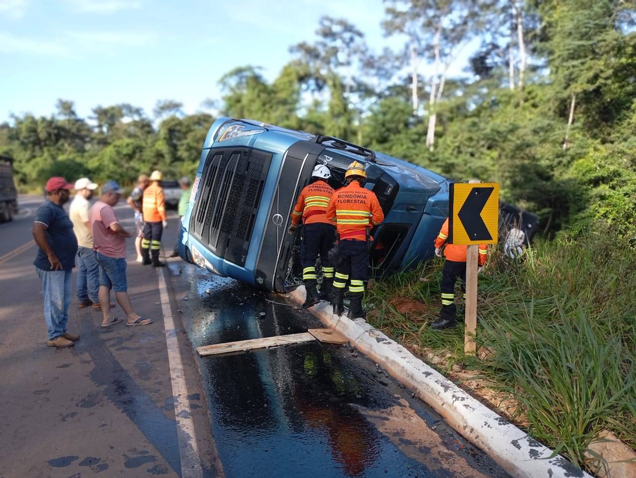 VEJA IMAGENS: Bombeiros resgatam motorista que ficou preso a ferragens após caminhão boiadeiro tombar próximo a Corumbiara
