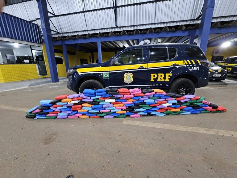 Após casal se contradizer ao ser abordado pela PRF, caminhão com quase 190 kg de “supermaconha” é apreendido em Vilhena