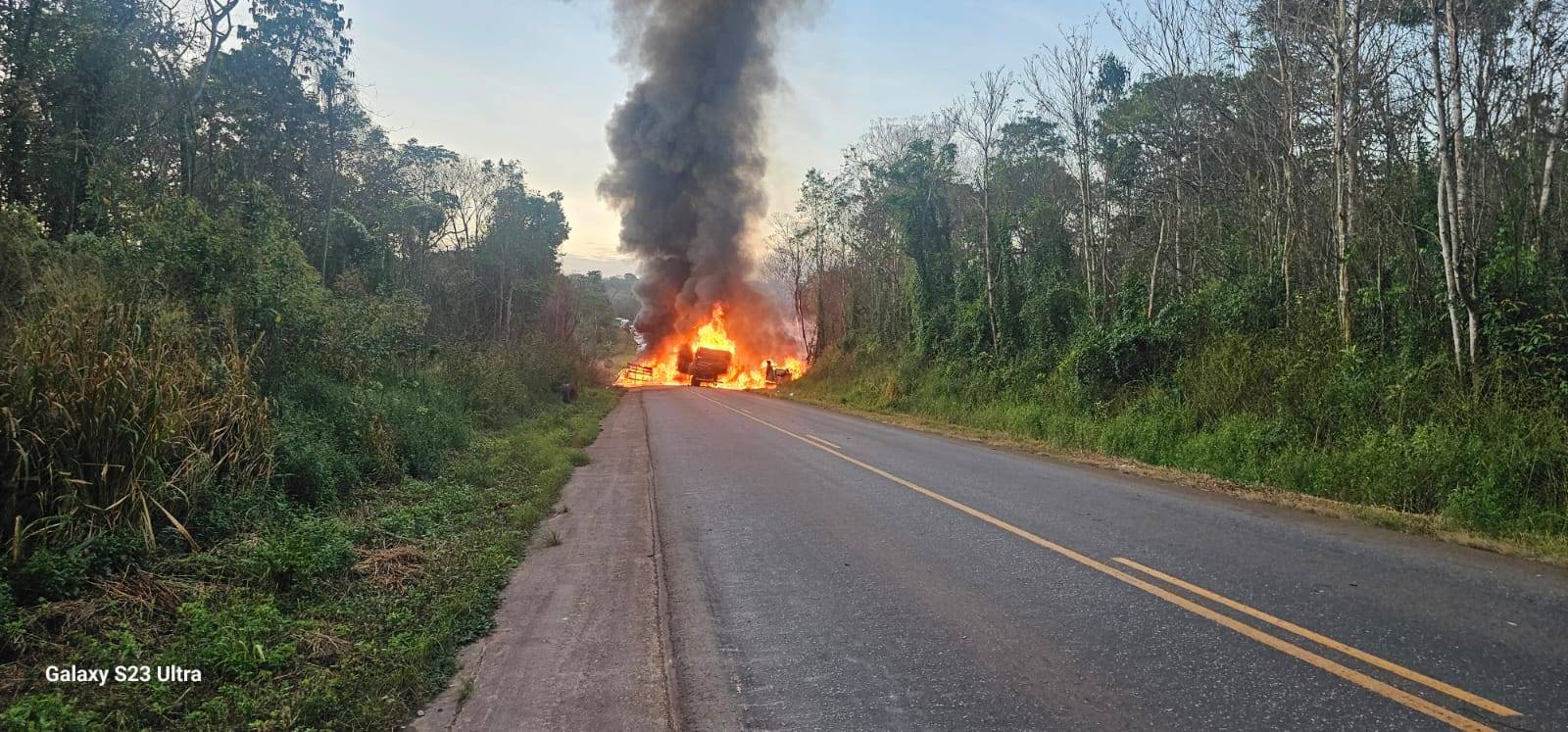 URGENTE: batida frontal entre carretas em rodovia nas proximidades de Vilhena teria deixado motorista carbonizado no local