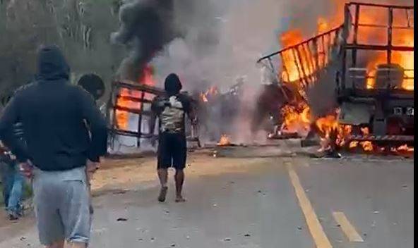 ASSISTA VÍDEOS: motorista de 70 anos que morreu carbonizado após acidente envolvendo carretas próximo a Vilhena é identificado