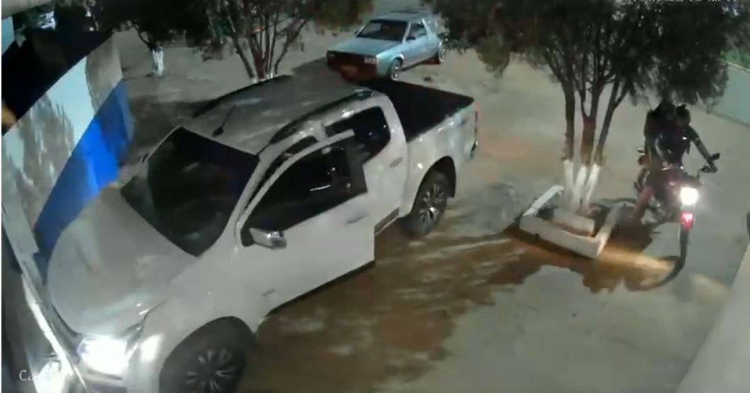 ASSISTA VÍDEO: candidato a vereador se atrapalha com caminhonete automática e “atropela” porta de laboratório, em Vilhena