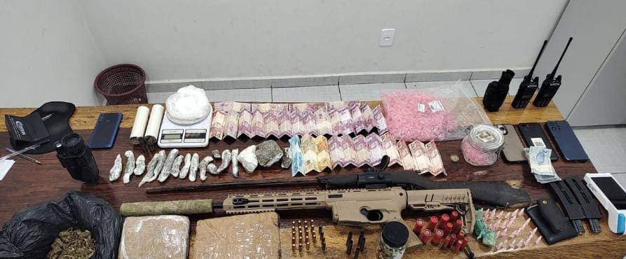 Após denúncia em vídeo, Polícia Militar desarticula ponto de venda de drogas em Chupinguaia; armas e munições foram apreendidas