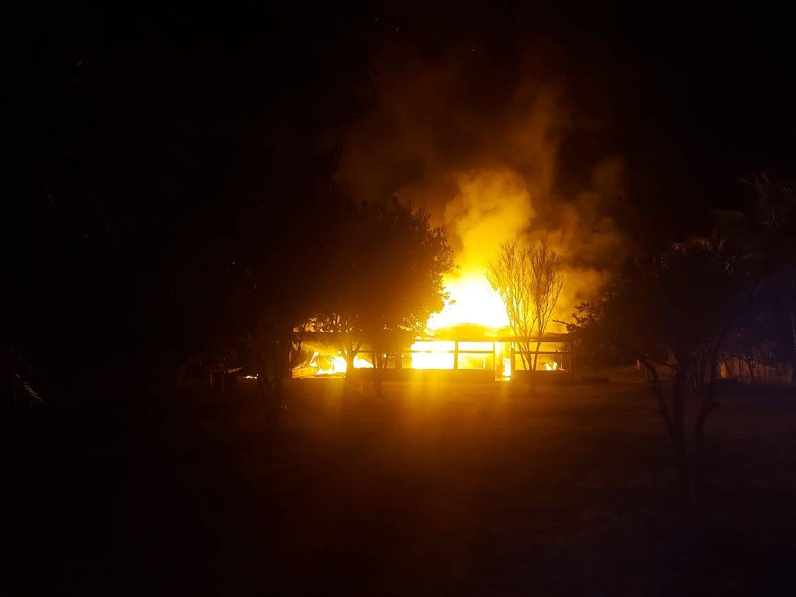 Homem que ateou fogo na casa da ex em cidade de Rondônia por não aceitar separação foge para Mato Grosso, onde acaba preso