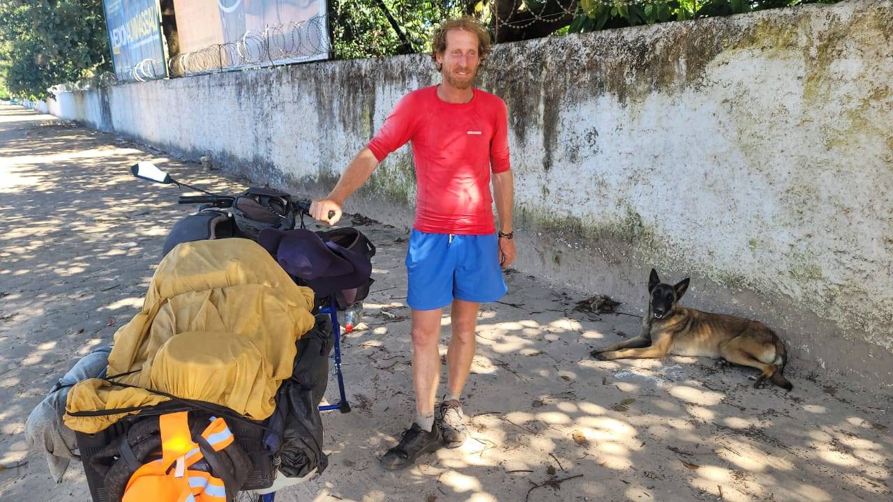 O viajante sem destino: francês de 45 anos percorre o mundo e passa por Vilhena com seu cão adotado na Patagônia Argentina